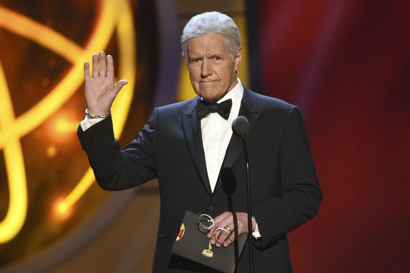 Alex Trebek je v The Answer Is... Reflections on My Life sebaznižujúci a nikoho nešokuje – aj keď si to dovolí, ako mladý muž si kupoval honosné autá vrátane Bentley a Jaguara, aby na ľudí urobil dojem (on dnes jazdí na pickupe Dodge Ram).
