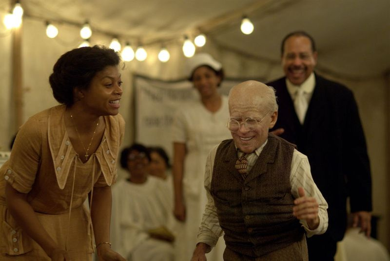 Taraji P. Henson (kiri) membintangi Queenie dan Brad Pitt (kanan) membintangi Benjamin Button dalam The Curious Case of Benjamin Button.