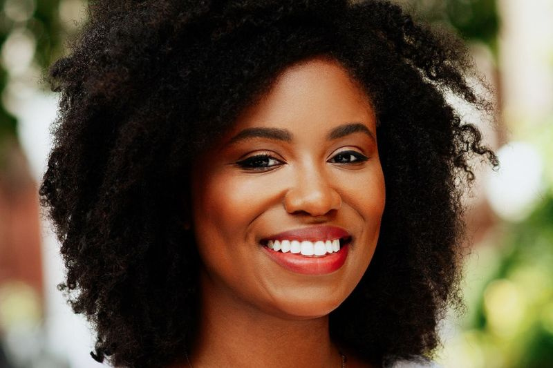 Die Komikerin, Autorin und YouTuberin Akilah Hughes wird am 26. September 2019 in Chicago sein, um für ihr Buch Offensichtlich: Geschichten aus meiner Zeitleiste zu werben.