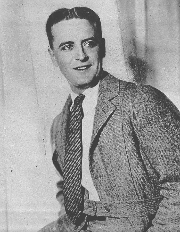 Ο Αμερικανός συγγραφέας F. Scott Fitzgerald ποζάρει για ένα πορτρέτο σε αυτή τη φωτογραφία αρχείου του 1920. Ο Φιτζέραλντ ήταν ο χρονικογράφος της γενιάς του, της εποχής που βάφτισε Εποχή της Τζαζ.