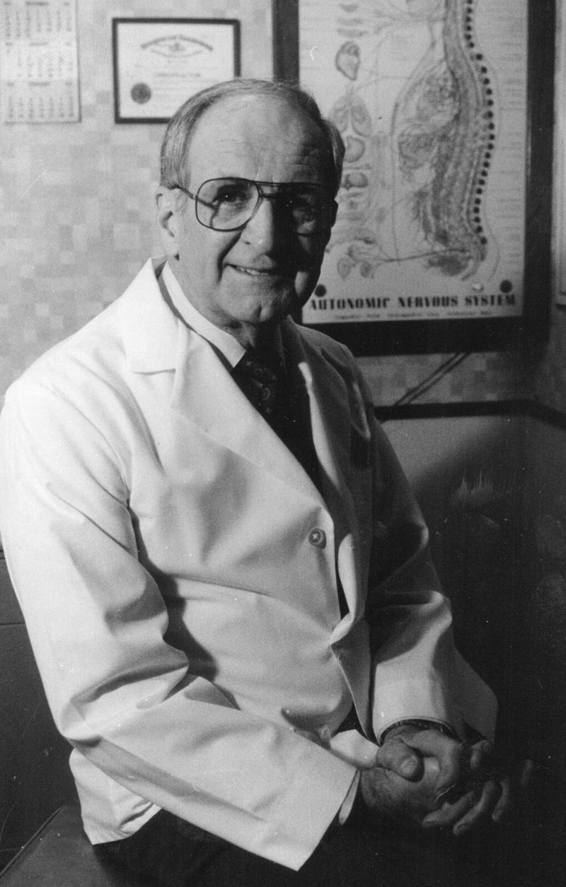 Dr Chester Wilk, keda siin nähti 1992. aastal, oli üks neljast kiropraktikust, kelle hagi viis otsuseni, et Ameerika Meditsiiniliit üritas konkurenti hävitada.