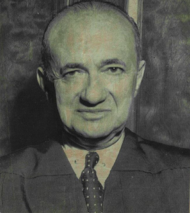 USA ringkonnakohtunik Julius Hoffman, keda on näha 1969. aasta fotol, oli hästi tuntud kui Chicago 7 kohtuasja kohtunik ja ta arutas ka Ameerika Meditsiiniliidu vastu algatatud kohtuasja.