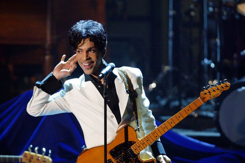 Prince cântă la cea de-a 19-a ceremonie anuală de introducere a Rock and Roll Hall of Fame, luni, 15 martie 2004.| (AP Photo/Wireimage.com, Kevin Mazur/FILE