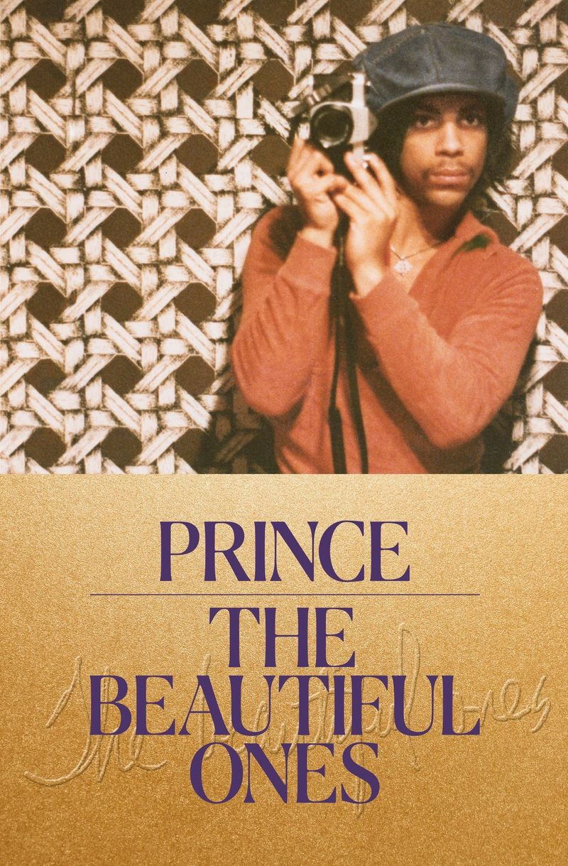 Această imagine de copertă publicată de Spiegel & Grau îl arată pe Prince: The Beautiful Ones, cartea de memorii Prince a început, dar nu s-a terminat înainte de moartea sa din 2016. The Beautiful Ones iese în vânzare, marți, 29 octombrie 2019. (Spiegel & Grau via AP)
