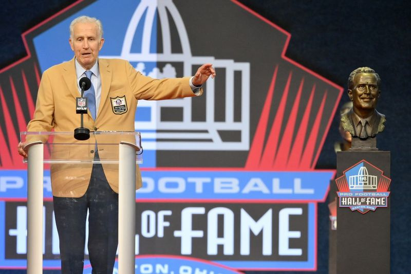 Na tej fotografiji iz datoteke 7. avgusta 2021 Paul Tagliabue, nekdanji komisar NFL in član Centennial razreda Pro Football Hall of Fame, govori med uvodno slovesnostjo v Pro Football Hall of Fame v Cantonu, Ohio.