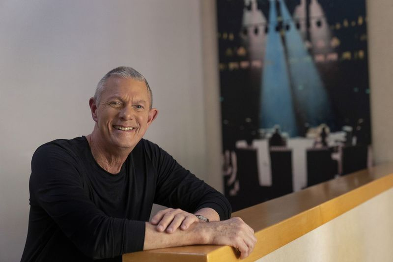 Richard Carpenter pozează la casa lui din Thousand Oaks, California, la începutul acestui an. O nouă carte despre dulgheri aruncă o privire înapoi asupra aproape fiecare zi ploioasă și luni din cariera legendarului duo pop.