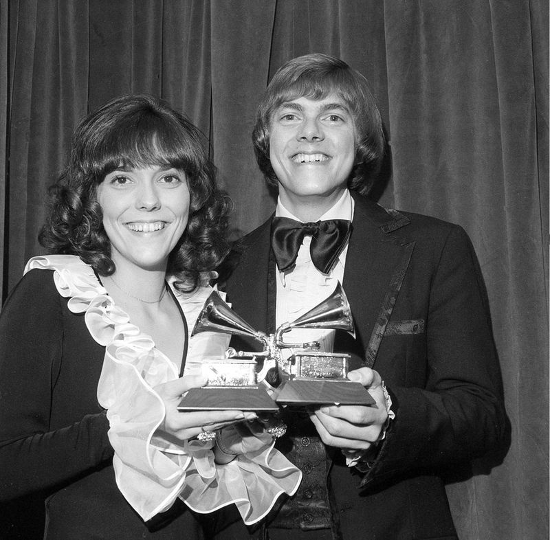 Karen și Richard Carpenter pozează cu premiile lor Grammy în timpul celei de-a 14-a premii Grammy anuale din 1971 la Felt Forum din New York, în această fotografie de fișier din 14 martie 1972.