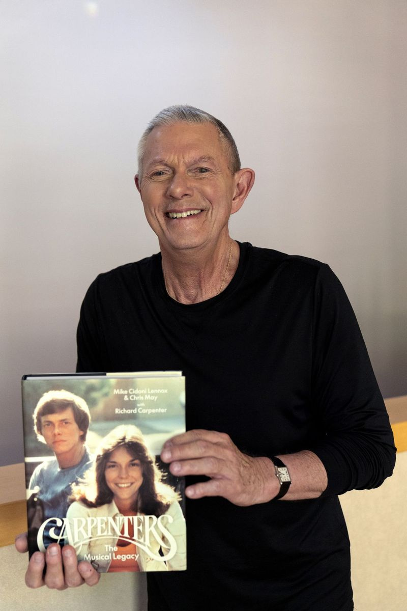 Richard Carpenter zâmbește în timp ce pozează cu noua sa carte: Carpenters: The Musical Legacy. Cartea, co-scrisă de Carpenter, împreună cu jurnalistul Associated Press Mike Cidoni Lennox și Chris May, aruncă o privire înapoi asupra carierei duo-ului pop.