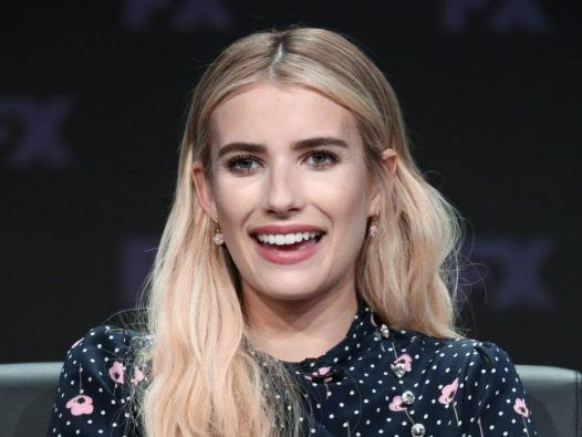 Emma Roberts izpostavlja knjige, ki so jih napisale ženske. | Getty Images