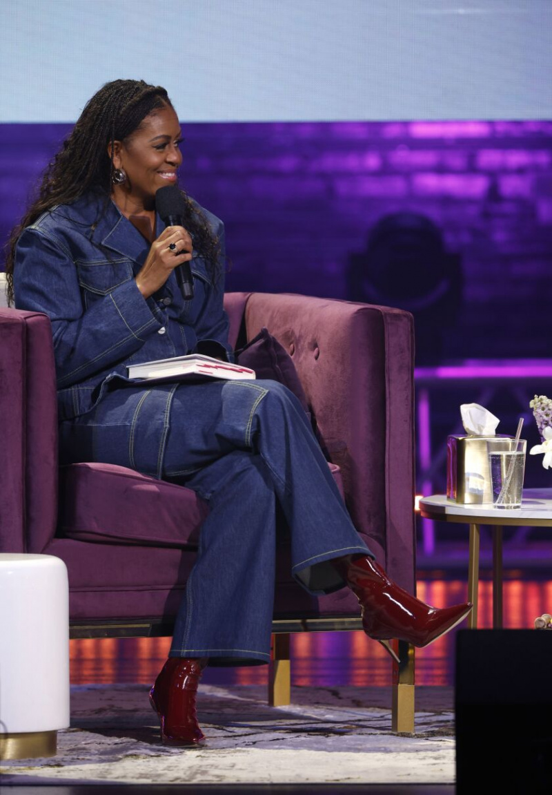   Den före detta första damen Michelle Obama talar på scenen under Michelle Obama: The Light We Carry-turnén på Warner Theatre den 15 november 2022 i Washington, DC. 