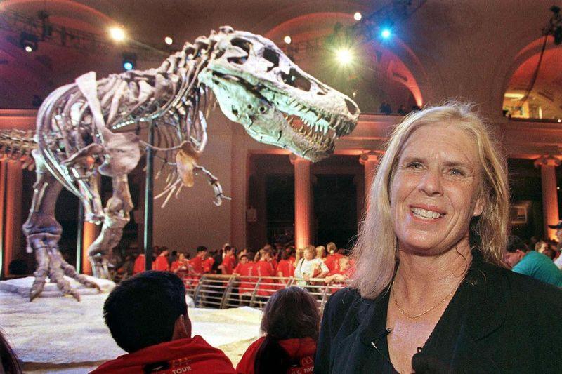 Sue Hendrickson in mei 2000 bij de onthulling van het Tyranosaurus rex-skelet Sue dat Hendrickson ontdekte en dat haar naam draagt ​​in het Field Museum of Natural History.
