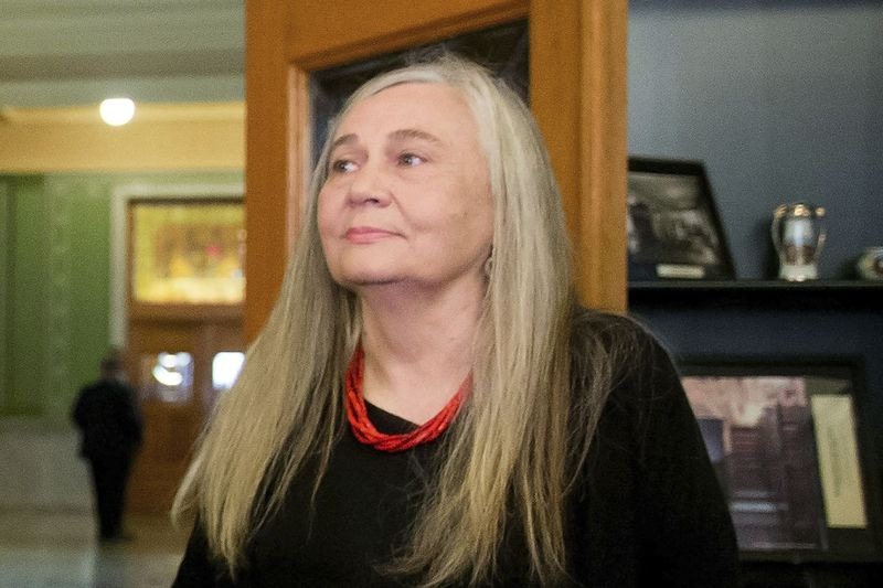 Η βραβευμένη με Πούλιτζερ συγγραφέας Marilynne Robinson επισκέπτεται την Κρατική Βιβλιοθήκη της Αϊόβα στο Des Moines, το 2015.