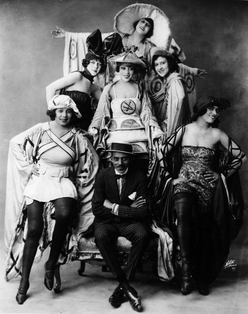 Noble Sissle med showens körsånger i ett reklamfoto för 1921 års produktion av Shuffle Along.