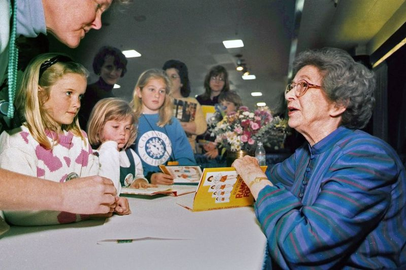 Beverly Cleary podepisuje knihy na knižním festivalu v Monterey Bay v Monterey v Kalifornii 19. dubna 1998. Oblíbená dětská autorka, jejíž postavy Ramona Quimby a Henry Huggins uchvátily generace mladých lidí, zemřela. Bylo jí 104. Cleary zemřela v Carmelu v Kalifornii, jejím domově od 60. let, ve čtvrtek 25. března 2021. Nebyla uvedena žádná příčina smrti.
