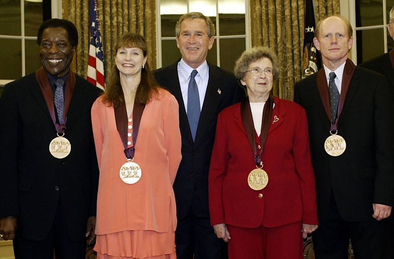 Prezident George W. Bush (uprostřed) stojí s příjemci Národní medaile za umění v Oválné pracovně Bílého domu v roce 2003: chicagská bluesová legenda Buddy Guy (zleva); tanečnice a umělecká ředitelka Suzanne Farrell; autorka knih pro děti Beverly Cleary; a herec-režisér Ron Howard. Cleary zemřel ve čtvrtek ve věku 104 let.