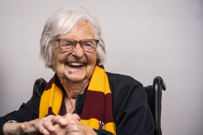  Likus mažiau nei savaitei iki 103-iojo gimtadienio, sesuo Jean Dolores Bertha Schmidt, Švenčiausiosios Mergelės Marijos meilės seserys, geriau žinomos kaip sesuo Jean, per pokalbį su Chicago Sun-Times Lojolos universitete apmąsto gyvenimą, meilę ir krepšinį. šiaurinėje pusėje, ketvirtadienio popietę, 2022 m. rugpjūčio 18 d.