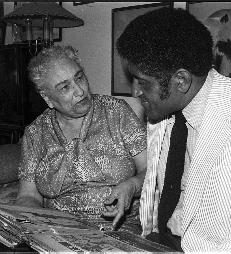 Effa Manley (à esquerda), co-proprietária do Newark Eagles da Negro National League, olha um álbum de recortes com Don Newcombe, um de seus ex-jogadores.