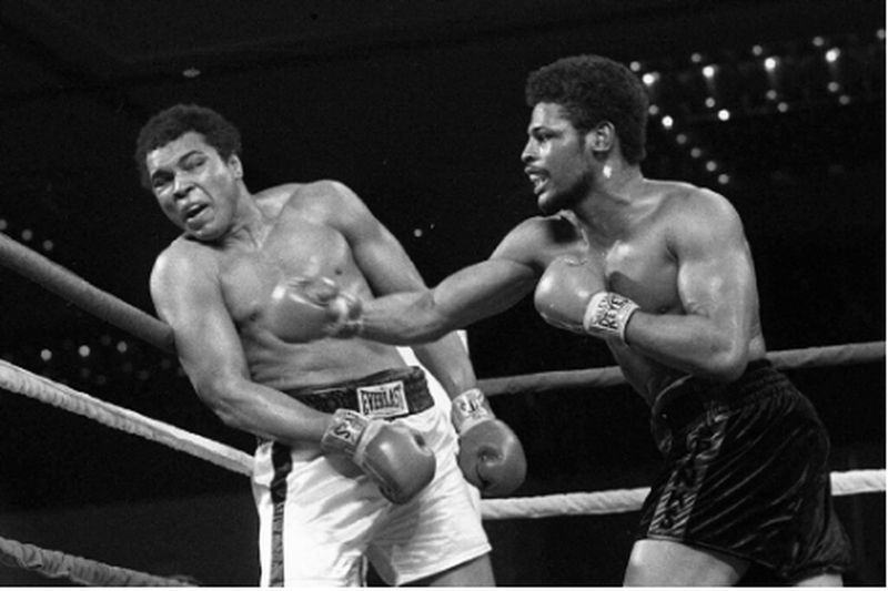 Leon Spinks décroche un crochet du droit contre Muhammad Ali lors de leur premier combat pour le titre mondial des poids lourds en 1978 à Las Vegas. Spinks a remporté le titre lors de son huitième combat professionnel.