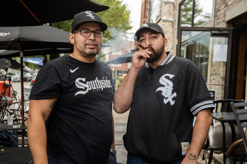 Soxi fännid Anthony Rodriguez (vasakul) ja Hector Roldan (paremal) poseerivad Bridgeporti naabruses pildil enne Ameerika liiga divisjonisarja esimest mängu Chicago White Soxi ja Houston Astrose vahel, neljapäeva pärastlõunal, 7. oktoobril 2021. | Pat Nabong / Sun-Times