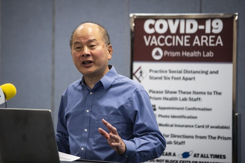 David Wu, výkonný ředitel Pui Tak Center, diskutuje o očkování proti COVID-19 během tiskové konference v červnu.