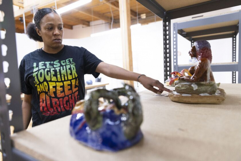   Cherylle Booker vypráví o kousku, který vyrobila inspirovaný africkým mýtem. Tento 38letý umělec je umělcem Project Onward, neziskového studia pro umělce s postižením v Bridgeport Art Center, 1200 W. 35th St. Nezisková organizace otevírá nové keramické studio v uměleckém centru.