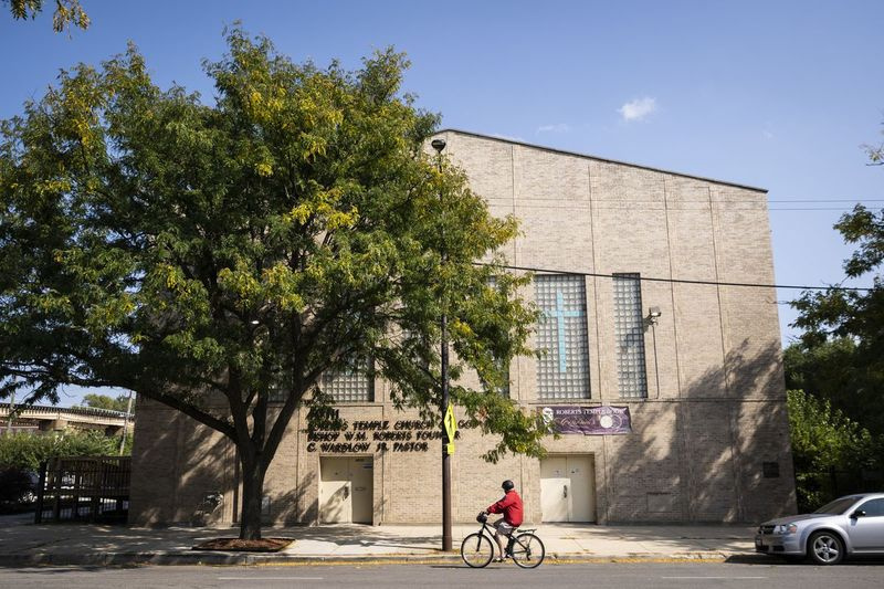 Roberts Temple Church of God in Christ in Bronzeville, võib National Trust for Historic Preservation andmetel olla Chicago ametlik maamärk seoses Emmett Tilli matustega, kuid sellel on ka tõsiseid struktuuriprobleeme ja kogudus kasutab seda minimaalselt. Hoone vajab renoveerimist, järeldas National Trust.