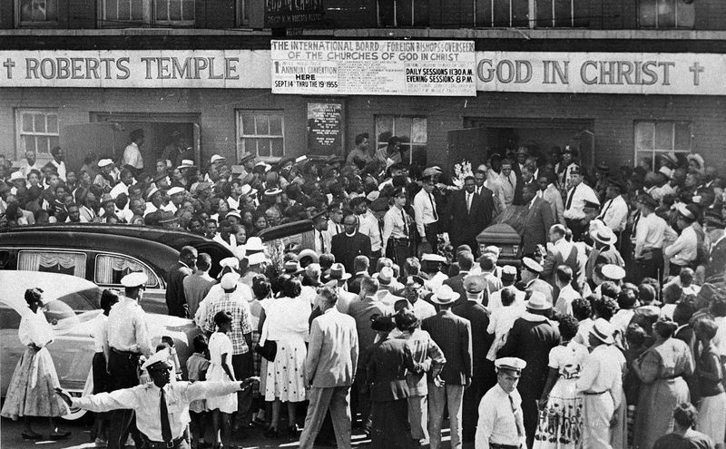 Pallikandjad kannavad Emmett Tilli kirstu läbi suure rahvahulga, mis kogunes 6. septembril 1955 Chicagos Robertsi Jumala templi kiriku juurde.