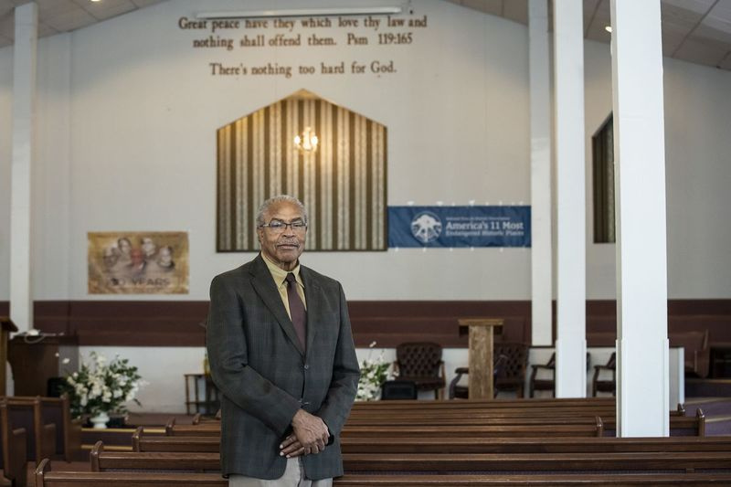 Emmett Tilli nõbu, rev. Wheeler Parker Jr., 81, seisab neljapäeva pärastlõunal, 24. septembril 2020 Bronzeville