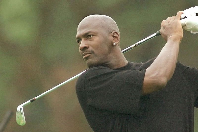 Michael Jordan melihat pukulan teenya pada lubang keenam semasa SBC Senior Open Pro-Am di Kelab Golf Kemper Lakes Rabu, 18 Julai 2001, di Long Grove, Ill.