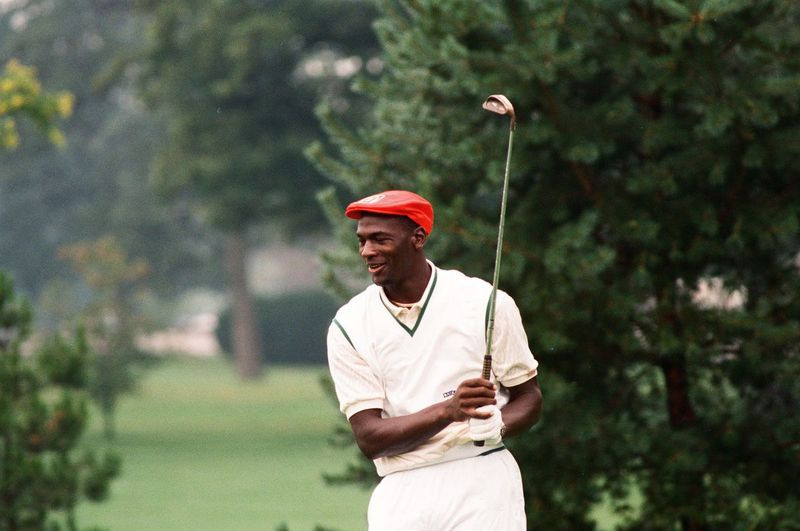 Michael Jordan menyaksikan pukulannya semasa kejohanannya pada tahun 1987.