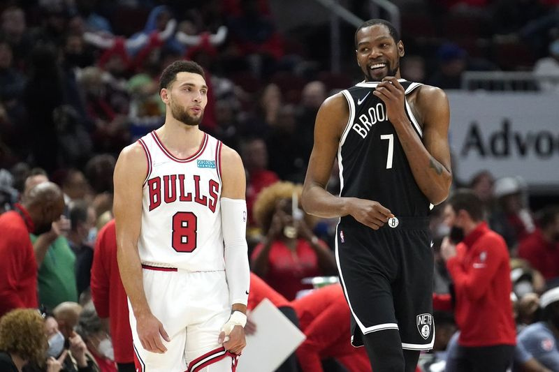 Ο Kevin Durant των Nets απομακρύνεται από τον Zach LaVine των Bulls αφού το ζευγάρι μίλησε μεταξύ τους κατά τη διάρκεια ενός διαλείμματος στη δράση τη Δευτέρα το βράδυ στο United Center.