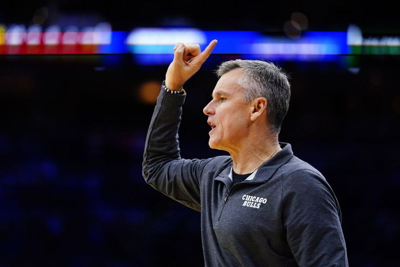 Trener Bulls, Billy Donovan, krzyczy do swojego zespołu podczas pierwszej połowy środowego meczu z 76ers.
