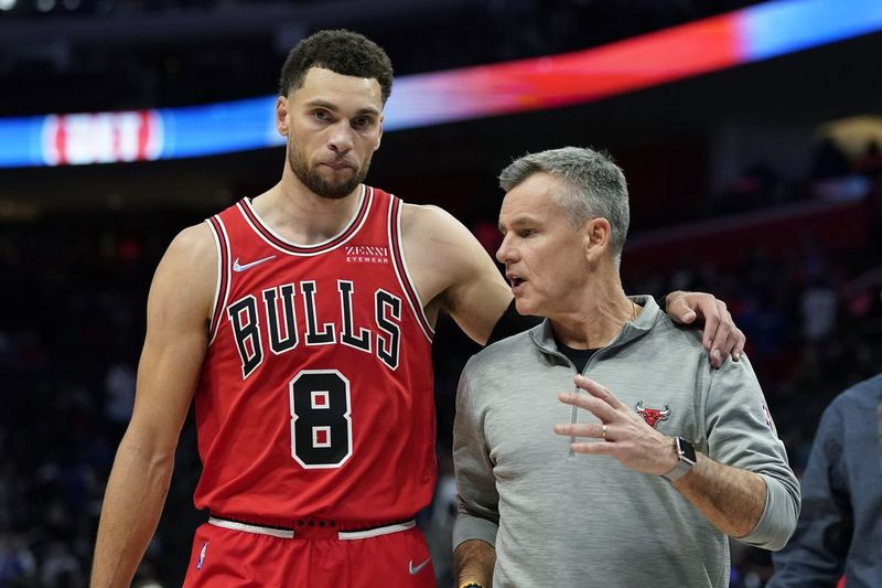 Bulls Guard Zach LaVine verlässt nach dem Sieg gegen die Pistons am Mittwoch mit Cheftrainer Billy Donovan den Platz.