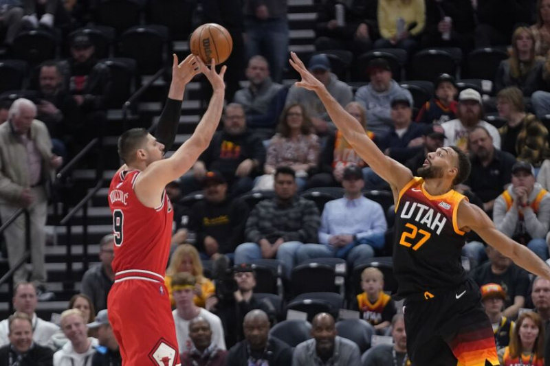  Il centro dei Bulls Nikola Vucevic spara mentre il centro dello Utah Rudy Gobert difende durante una partita la scorsa stagione.