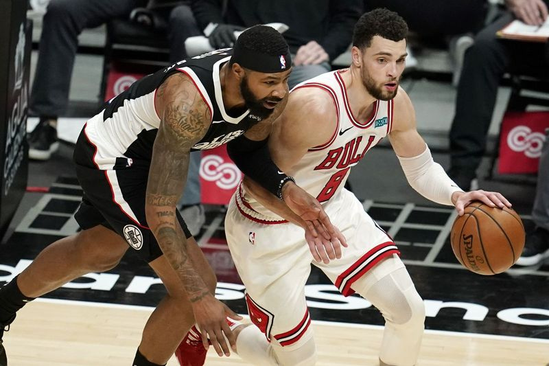 Bullsi valvur Zach LaVine triblab pühapäeval Los Angeleses Clippersi ründaja Marcus Morris vanema ümber.