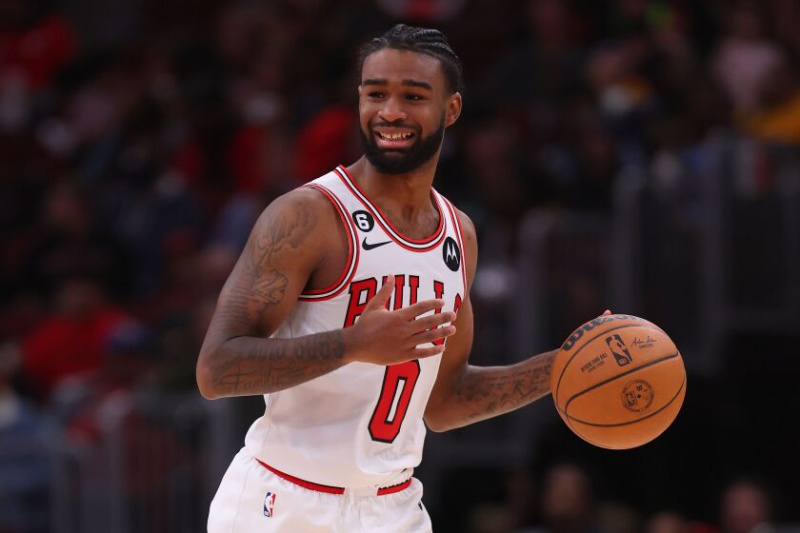  Spalio 11 d. „United Center“ priešsezoninėse rungtynėse „Bulls“ žaidėjas Coby White'as triumfuoja aikštėje prieš Milvokio „Bucks“.