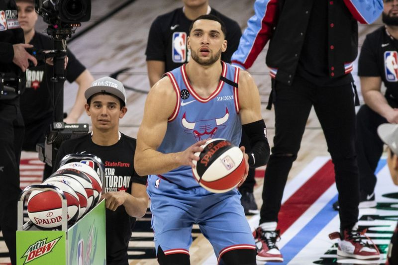 Zach LaVine de los Chicago Bulls dispara durante el concurso de tres puntos el sábado por la noche como parte del fin de semana del juego de baloncesto NBA All-Star en el United Center de Chicago.