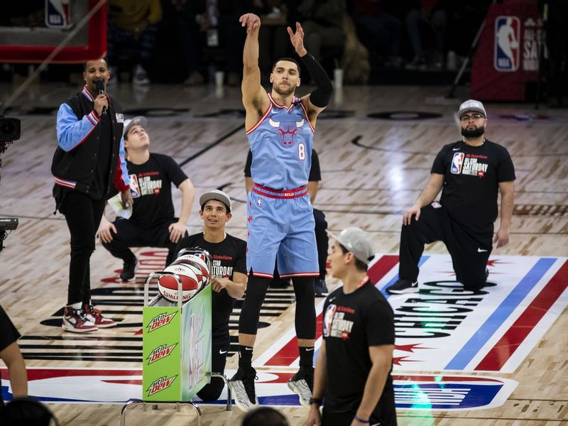 Zach LaVine de los Chicago Bulls dispara durante el concurso de tres puntos el sábado por la noche como parte del fin de semana del juego de baloncesto NBA All-Star en el United Center de Chicago.