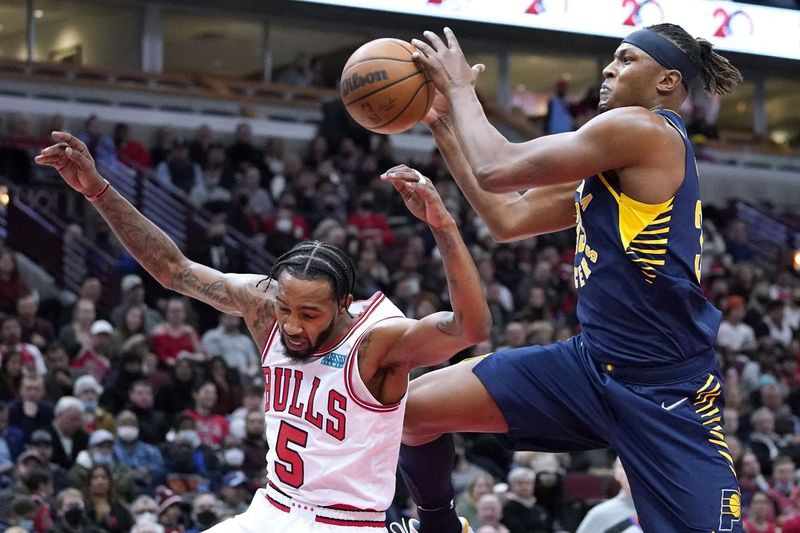 Le centre des Pacers, Myles Turner, tente de rebondir à côté de l