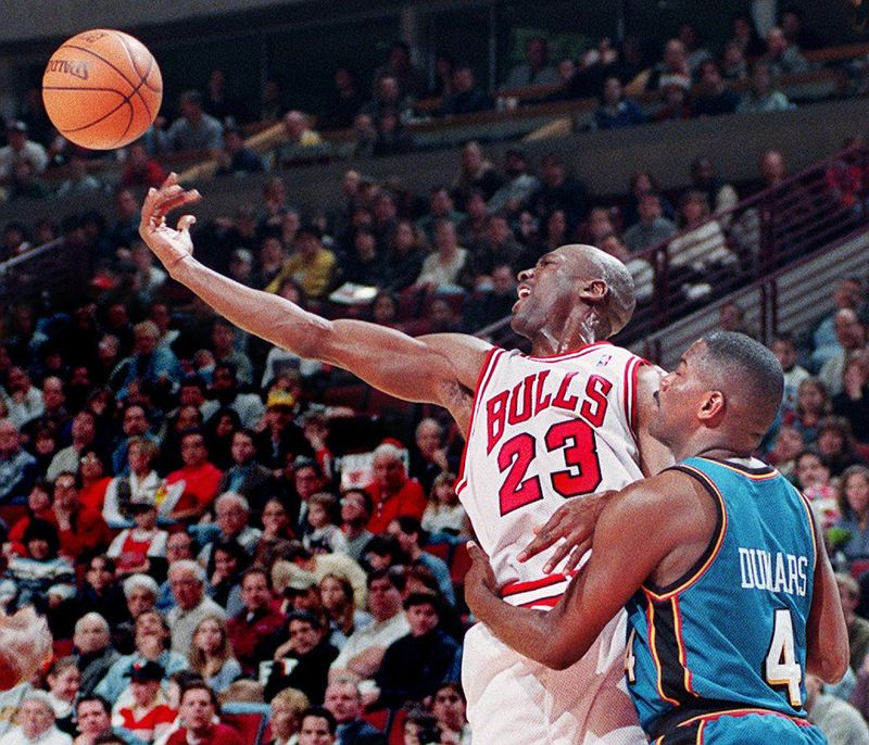 Michael Jordan est encrassé par Joe Dumars des Pistons.