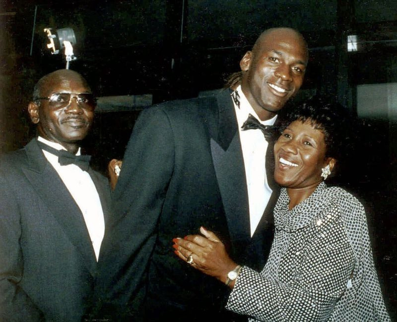 Michael Jordan embrasse sa mère, Delores, dans cette photo d