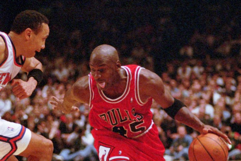 Bullsi valvur Michael Jordan (45) sõidab New York Knicksi kaitsjast John Starksist New Yorgi Madison Square Gardenis teisipäeval, 28. märtsil 1995. Jordan viskas 55 punkti, kui Bulls võitis 113:111.