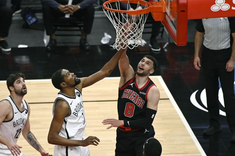 Strážce Bulls Zach LaVine během první poloviny úterního zápasu přestřelil útočníka Nets Bruce Browna.