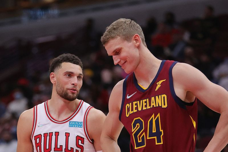 Bekas rakan sepasukan Zach LaVine dan Lauri Markkanen berbual semasa perlawanan pramusim Bulls-Cavaliers malam Selasa di United Center.