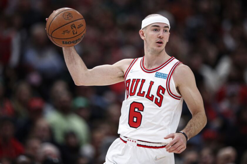  Le gardien des Bulls Alex Caruso a fait remonter le ballon lors d'un match la saison dernière.