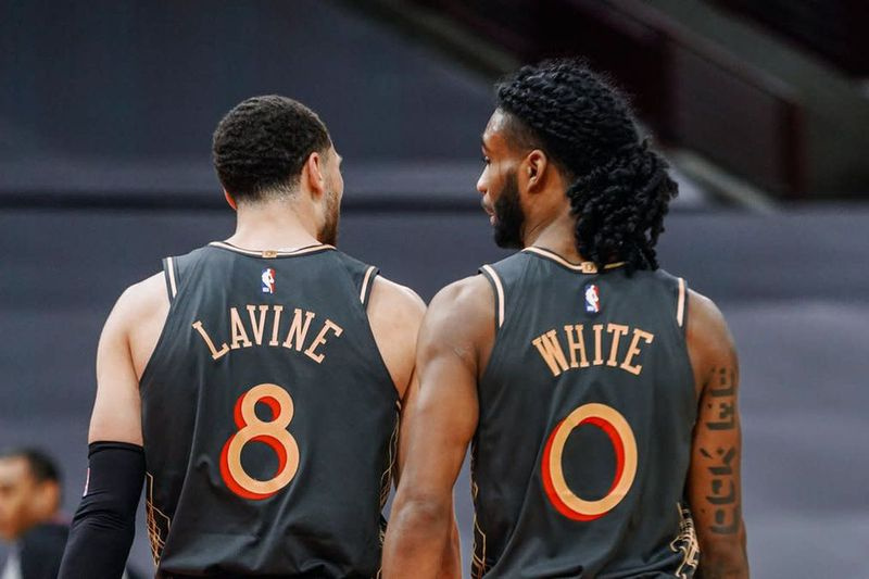 Zach LaVine i Coby White stali się pierwszymi kolegami z drużyny w historii NBA, którzy strzelili co najmniej osiem rzutów za trzy w tym samym meczu.
