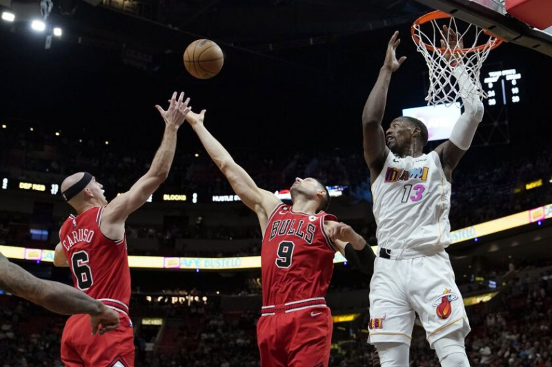   „Bulls“ gynėjas Alexas Caruso (6) ir vidurio Nikola Vučevičius (9) antradienio vakarą žais laisvo kamuolio prieš Majamio „Heat“ centrą Bam Adebayo.