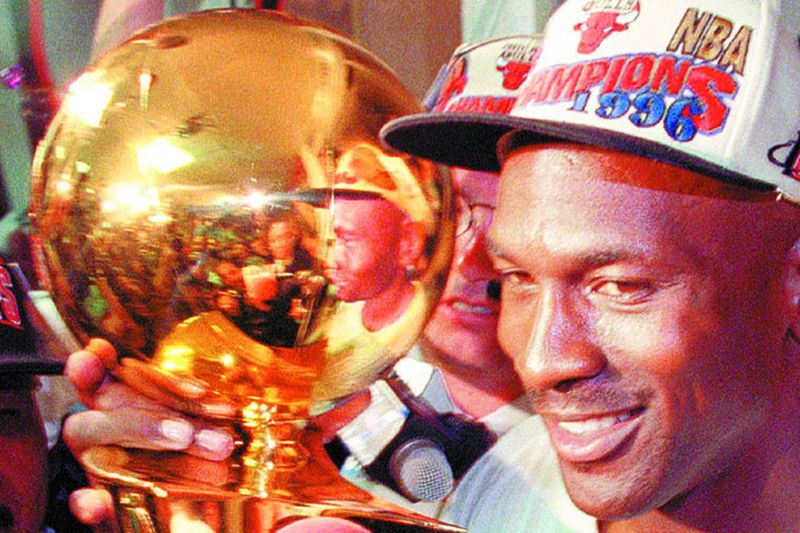 Michael Jordan je držiteľom štvrtej majstrovskej trofeje Bulls v NBA.