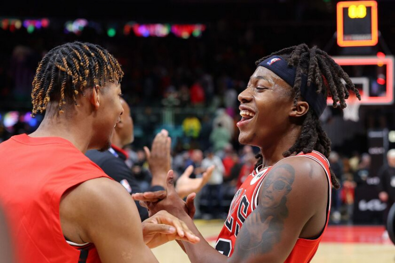   Ayo Dosunmu The Bulls meraikan bersama Dalen Terry selepas memukul bakul yang memenangi permainan menentang Hawks.