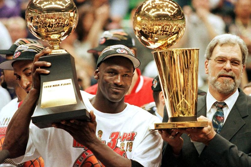 Michael Jordan y Phil Jackson celebran un sexto título de la NBA después de que los Bulls vencieran al Jazz en el Juego 6 de las Finales de 1998.